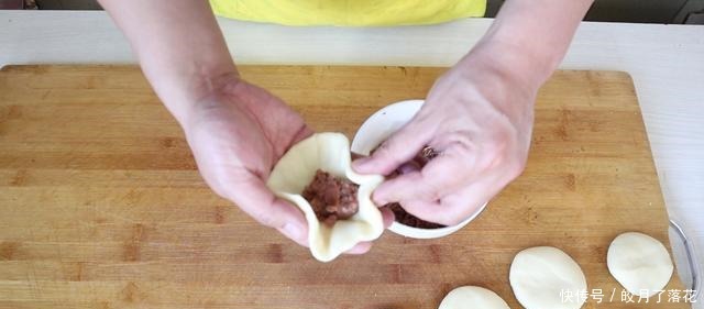  打烙饼时，有人用温水煮有人用开水，厨师的这种做法才柔软