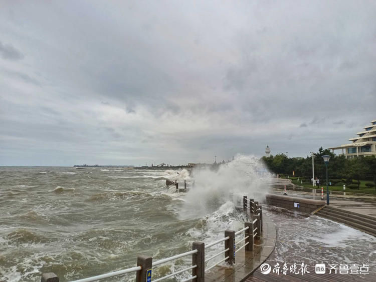 惊涛拍岸！台风＂烟花＂到来前，日照灯塔风景区波涛汹涌|情报站| 壹粉