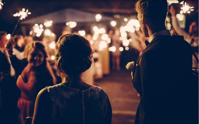 婆媳之间|“我月薪三万,给一万给我妈养老,有错吗”“她没养过我”