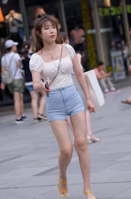 简单|白色衬衣搭配高腰牛仔短裤,成熟稳重,气质感满满