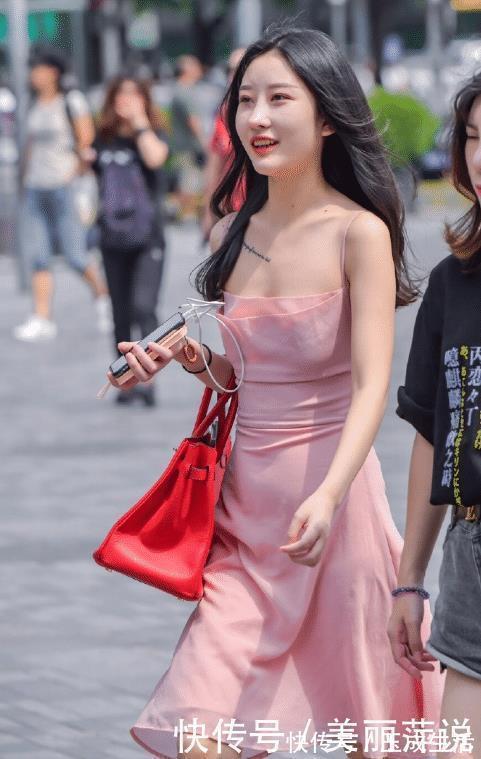 小蛮腰|美女街拍肤白貌美的小姐姐,穿搭粉色抹胸连衣裙,尽显仙女般的好气质