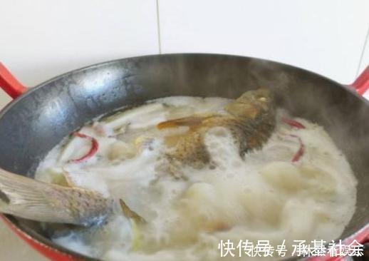 它是鱼腥的“死对头”,炖鱼时放上一点,鱼肉鲜嫩不腥,长见识了