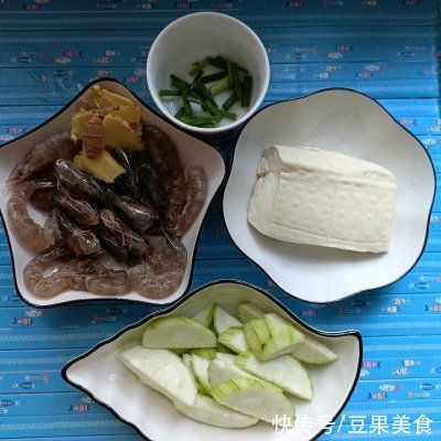 鲜虾豆腐丝瓜汤