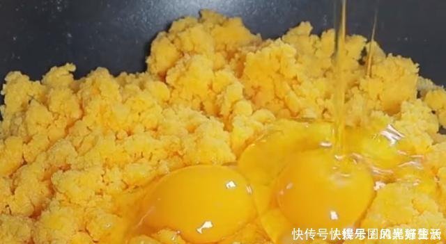 玉米面倒开水锅里，瞬间变成美味，一次就成功，老人孩子都爱吃