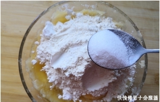 不用揉面2分钟就做一锅,比买的炸薯条还好吃,加俩鸡蛋个个香嫩