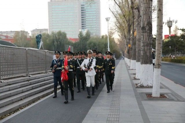 护卫队|大学国旗护卫队深夜练习升旗，网友：女孩拔刀的瞬间我恋爱了……