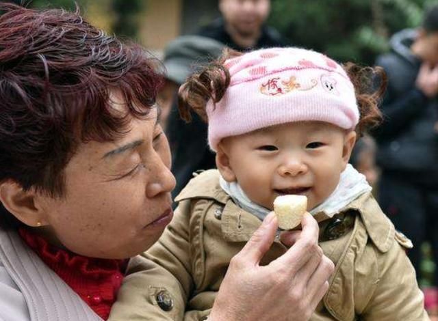 家长|姥姥带大的孩子，为什么更喜欢奶奶？孩子的心里话，家长最好重视