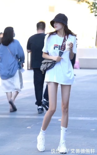 毛边|街拍：运动风女孩的穿搭秘籍，白T恤搭配运动鞋，凸显绝佳好气质