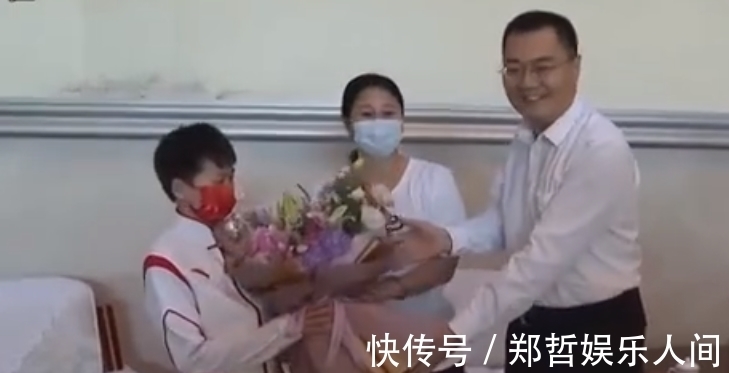 奥运会|全红婵首度现身!领导接见时愣神,全场瞩目焦点,合影绝对C位