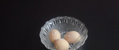 把鸡蛋放白酒里泡一泡,作用真厉害,解决了很多人的困扰,太实用了