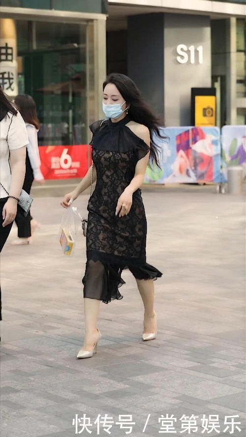 秘籍|街拍中年美女的穿搭秘籍,黑色挂脖蕾丝长裙,展现无尽女人味
