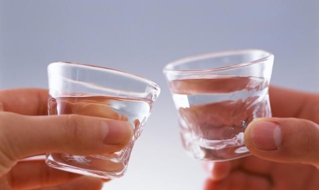 酱香|白酒香型哪种最好反正茅台的酱香都抵不过它,入口生津余味无穷