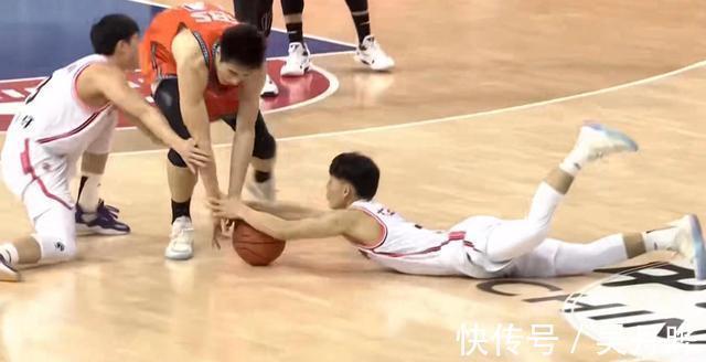 胡明轩|胡明轩又惹争议!杜锋怒批曾繁日时,你注意到易建联的表情没有?