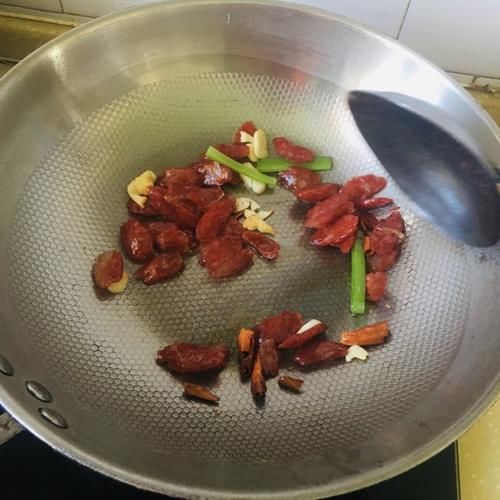 广式腊肠炒芹菜,简单美味的快手菜