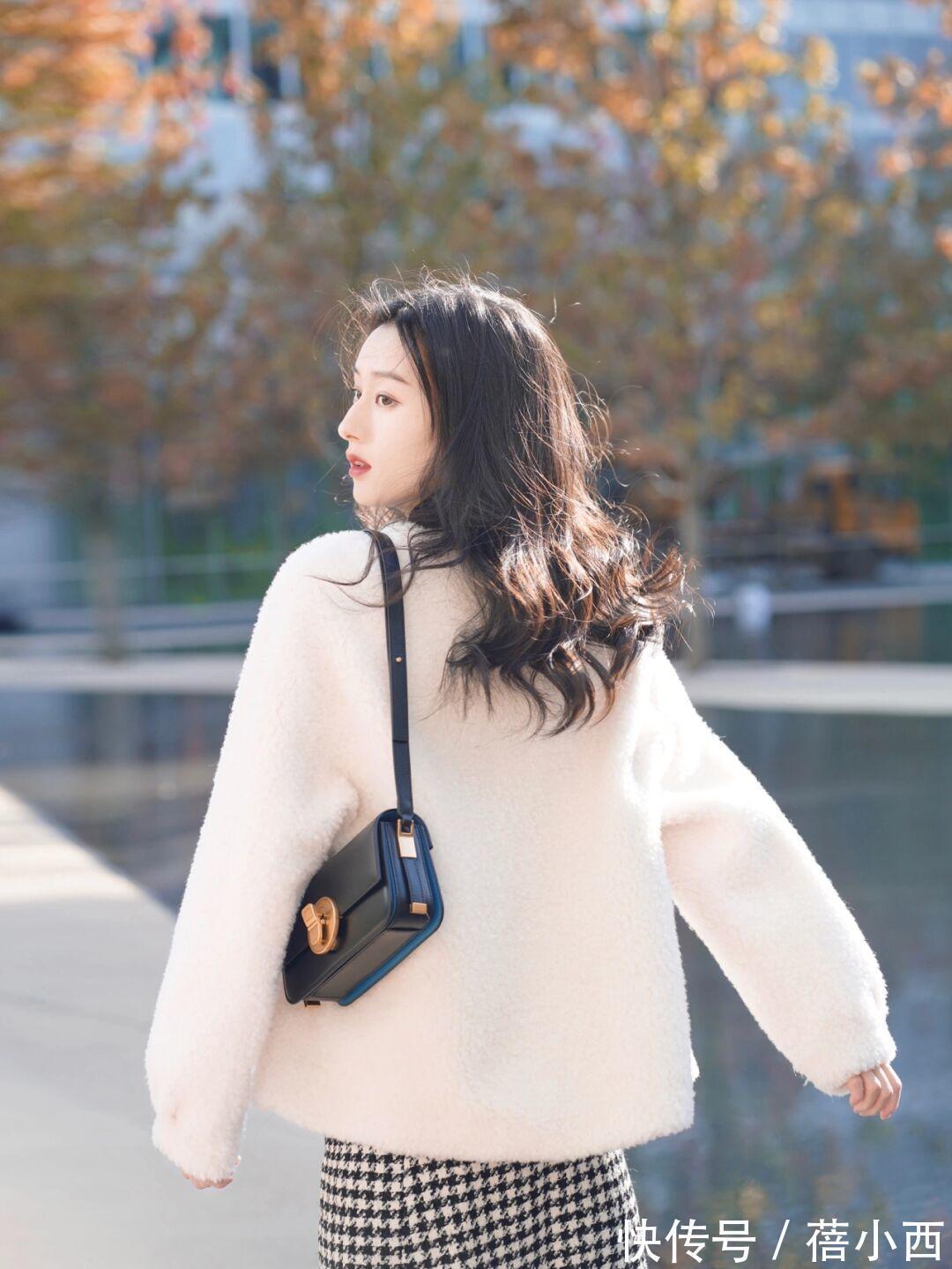 纯白色|冬天穿啥保暖又时髦?有这5款“羊羔毛外套”就够了,全身暖洋洋