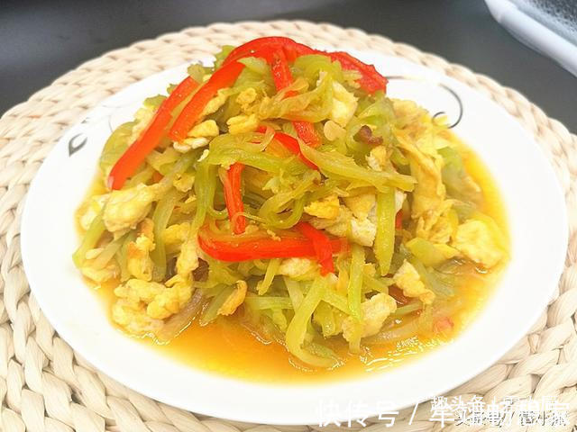 窝笋别再炒肉了，搭配它一起炒，竟成了饭桌上的抢手菜！你也试试