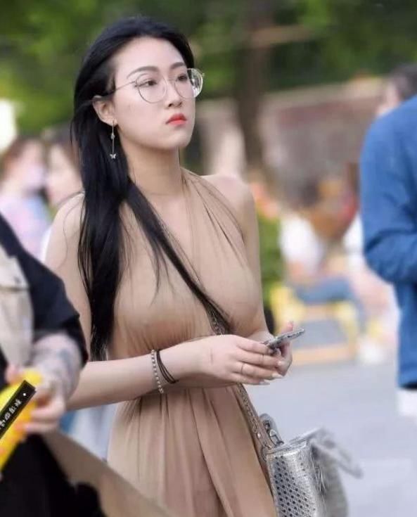 紧身|街拍紧身短裤微胖小姐姐,美腿真的漂亮,高挑性感超撩人