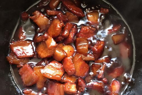 糖色|炖红烧肉时，炒糖色还是用酱油？学会正确做法，浓油赤酱肥而不腻