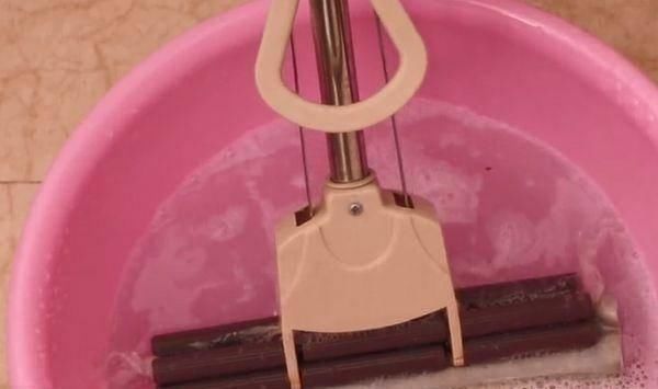 清水拖地和没拖一样脏,从保洁阿姨那偷学一招,地板光亮如新