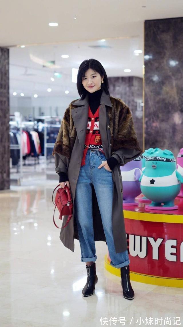 小姐姐|街拍:美女梳一个丸子头,牛仔半裙外搭休闲西装,青春时尚的魅力