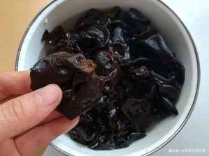 泡木耳时,别再直接用水泡,学会饭店这方法,木耳发得又快又干净