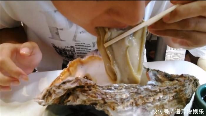 吃不完|日本的生蚝比人脸大,一口吃不下,两口吃不完,一只足够填饱肚子