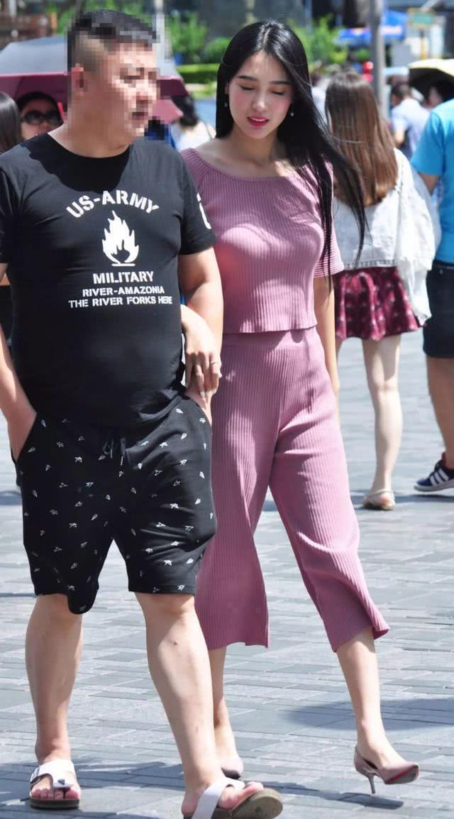 搭配 粉红针织套装搭配粉红色高跟,清新自然,时尚靓丽