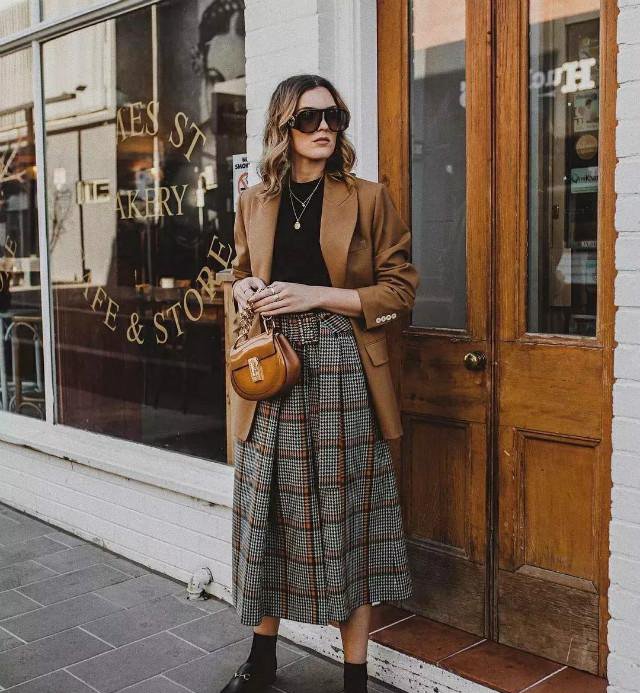 今年流行“西装+平头鞋”一块穿，端庄大气又干练，上班休闲两用