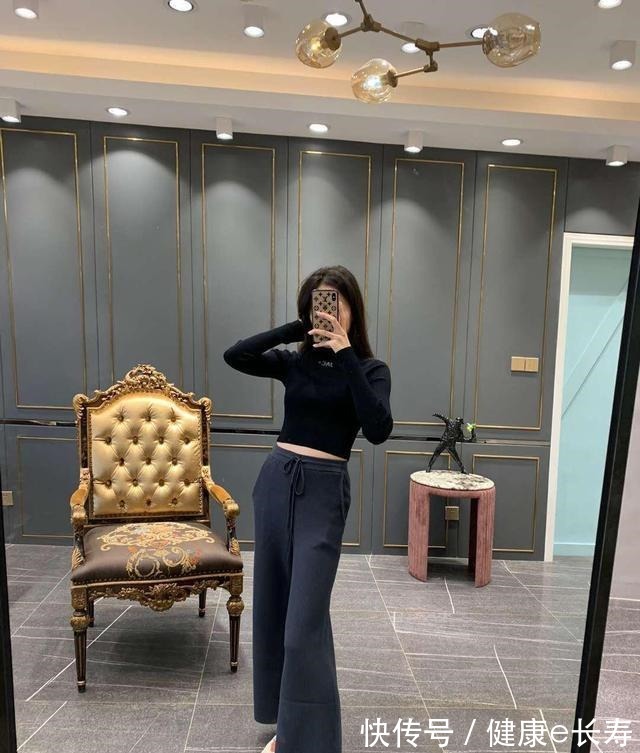 上衣 灰色裤子适合搭什么颜色上衣推荐这4种,气质优雅又高级!