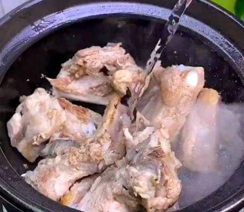 炖排骨汤，加冷水炖还是加热水炖？很多人常做错，难怪汤不鲜