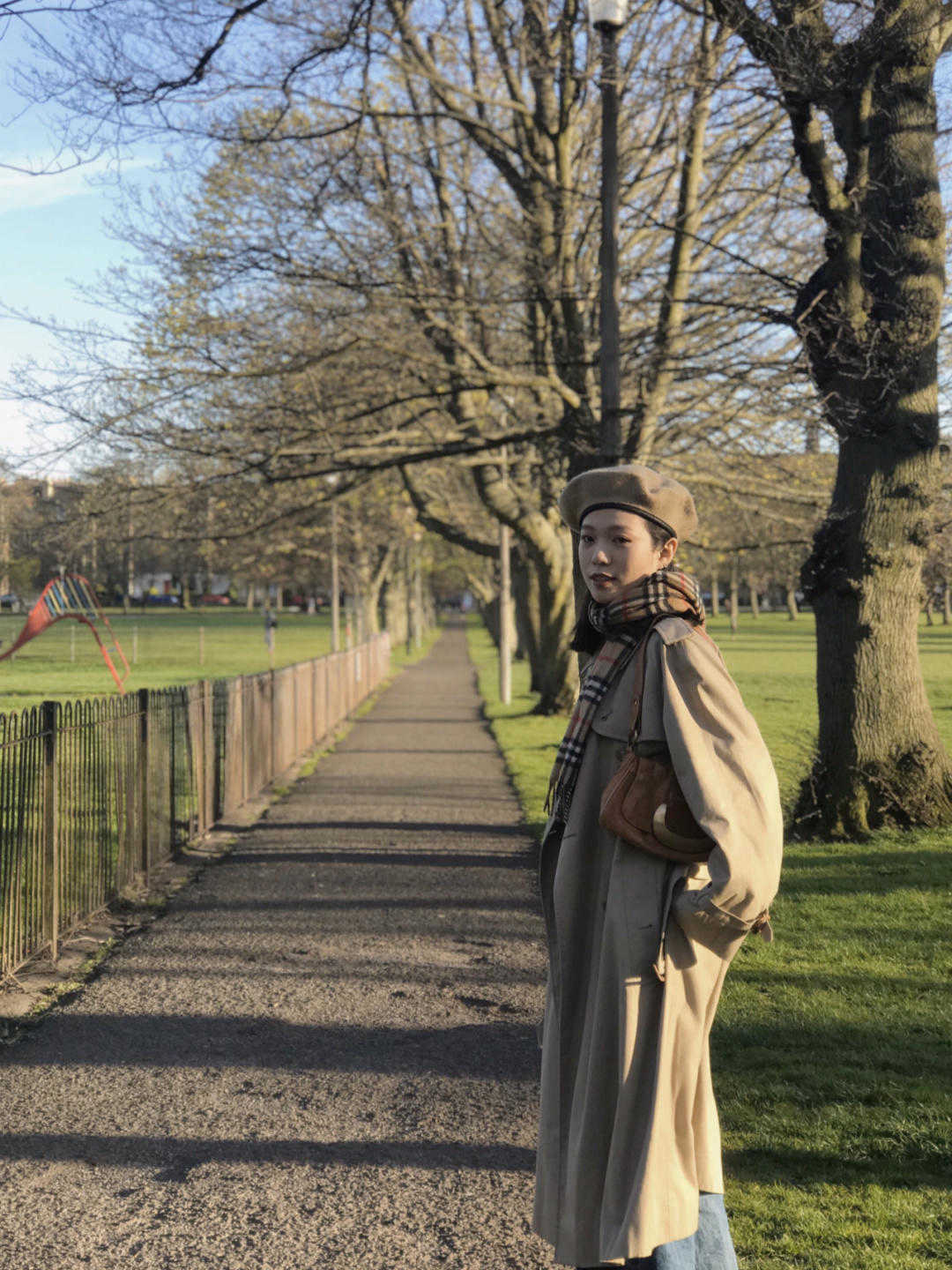 风衣|40+女人如何穿衣显年轻?大衣搭配半身裙,让你整个秋冬高级时髦