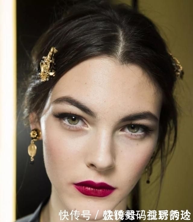 老佛爷独宠的“香奈儿女孩”,穿过10万美金高定,如今穿着一千元婚纱嫁了