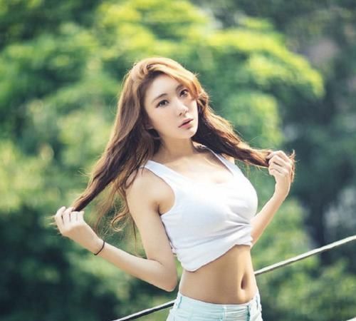 时尚服装 美丽少女够气派,时尚服装助她展现完美腰身比例