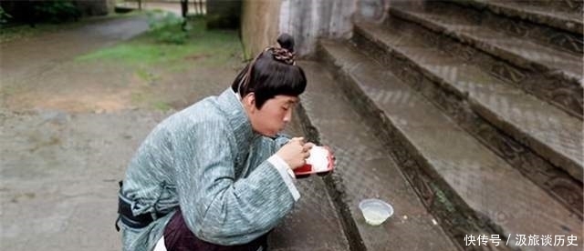 横店20万群演现状:艰难生存度日,大多数是懒惰疯狂的单身汉