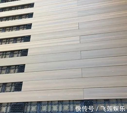 木板|邻居家不铺瓷砖,直接用塑料托盘铺木地板,24小时就能铺完全屋