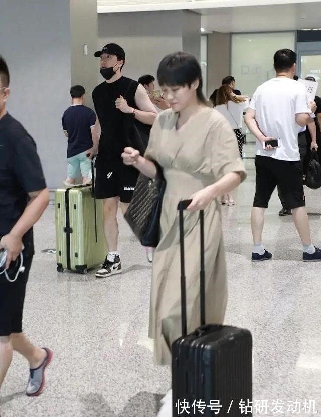 吴莎|刘翔牵手妻子吴莎出行,留学生发型好减龄,穿T恤又素颜像极学生!