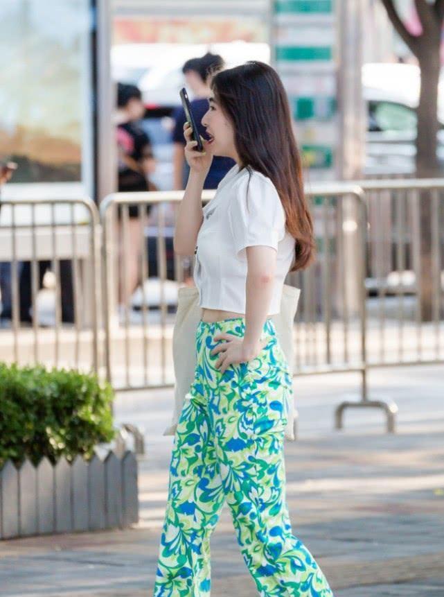 背心|街拍小姐姐白色网纱状背心搭配黑色的短裤,很显青春活力的气息