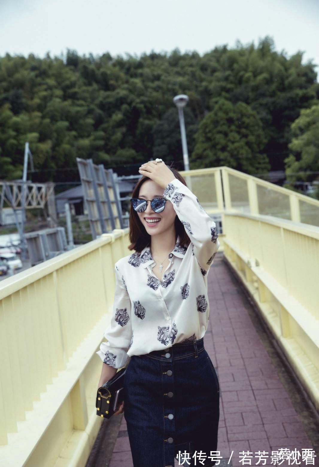 衬衫|58岁毛阿敏穿搭真时髦,花衬衫配五分裤,一头奶奶灰短发好吸睛