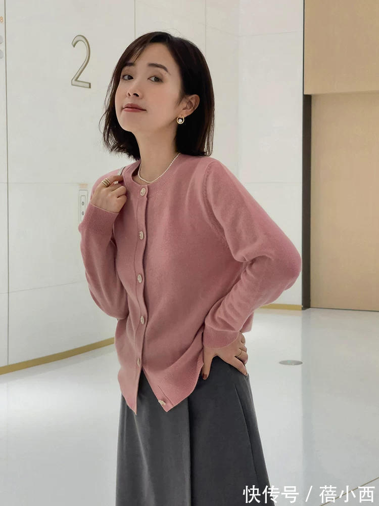 博主|少女感过时了,40岁的女性还是要多穿“毛衣开衫”,优雅又大气