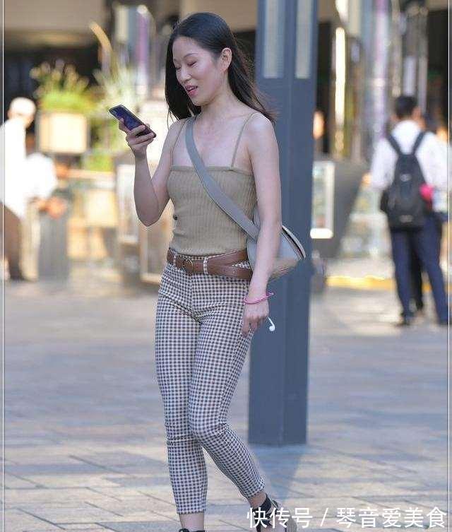 性感 棕色性感吊带搭配棕色时尚打底裤，看似简单，千鸟格打底裤