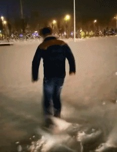 |搞笑GIF:这女生大概再也不敢去推车了,别问俺怎么知道的