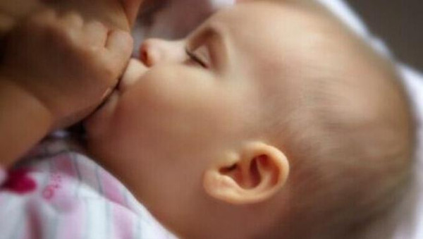 妈妈们|宝宝总是吃夜奶,宝妈很煎熬,超过月龄即可给孩子断夜奶