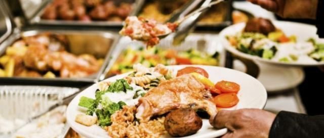 吃自助餐若看到“每人限量一份”的食品，别拿买的永远没卖的精