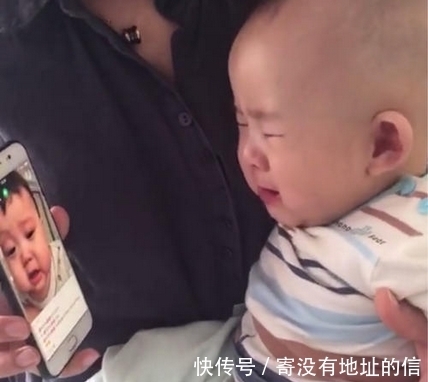 爸爸|爸爸给宝宝看了一个视频,宝宝的反应太过激动,妈妈看到后笑喷了