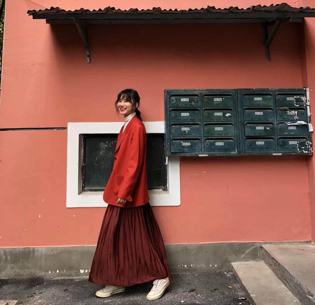 克拉拉带火了一种穿搭，叫“红色西装+牛杂短裤”，秀出高挑身材