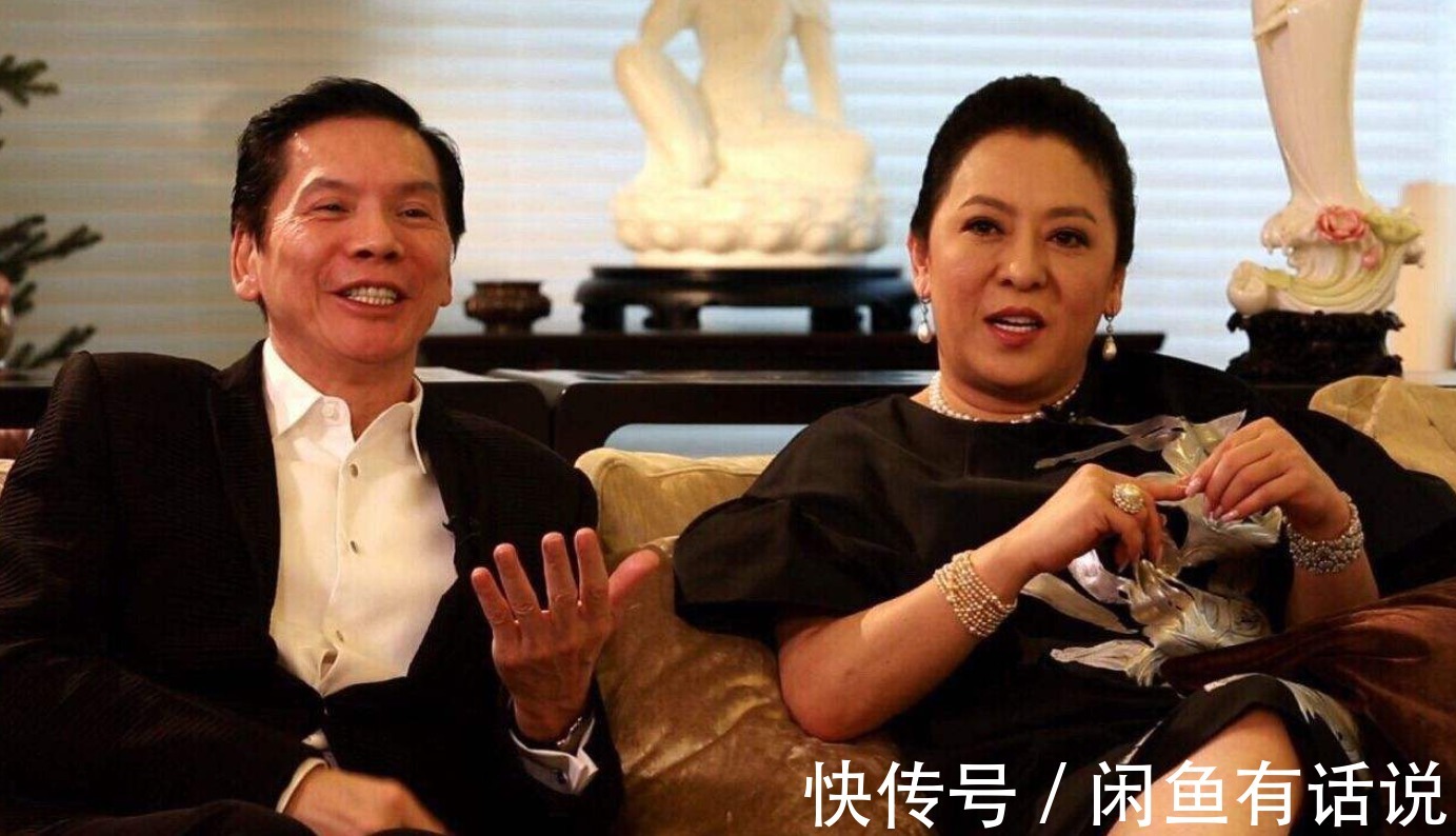 造型|向太真没法低调,穿白衬衫挂一大堆珍珠项链,一看就是高级贵妇