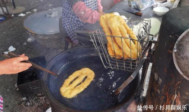  摆摊|六旬老夫妻摆摊卖小吃，20元一碗没人嫌贵，老顾客就认这个味！