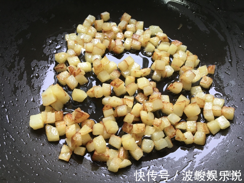 土豆和鸡肉天生一对，不加一滴水简单炒一炒，鲜美嫩滑好吃又解馋