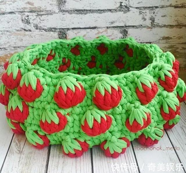 旧衣服剪几刀，制作布条线，拿来钩编收纳盒，非常实用！附教程