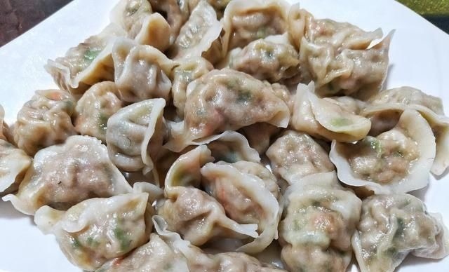 朋友聚餐，5个人点了10道菜花了350元，都说太值了